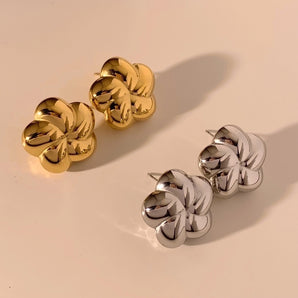 Casual sweet flower gold-plated earrings necklace.